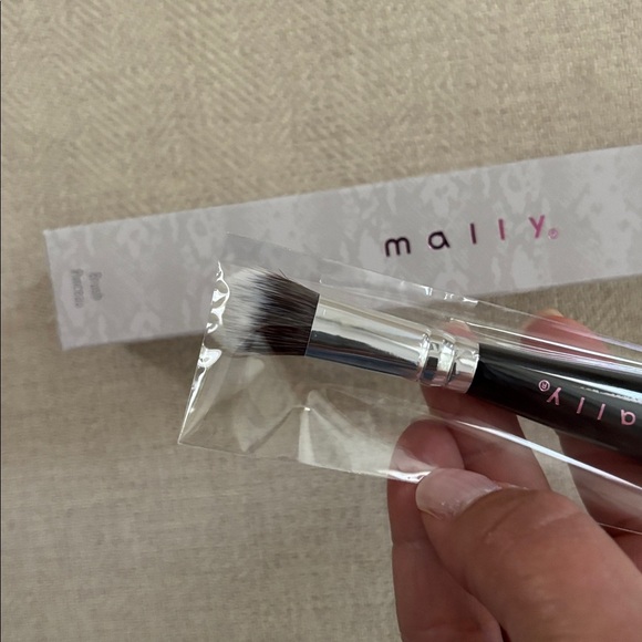Mally Dual-Ended Makeup Brush - Picture 2 of 3